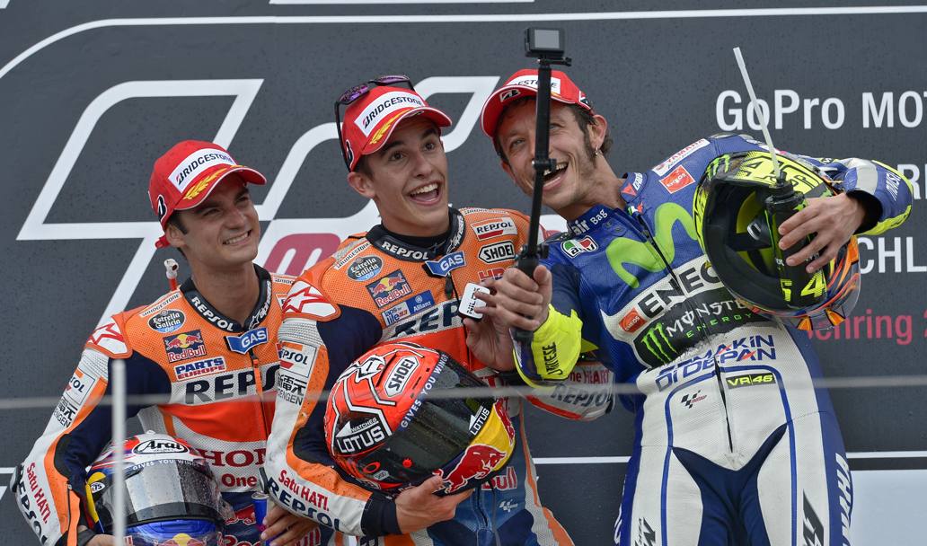 Tempo di selfie sul podio con Pedrosa, Marquez e Rossi. Afp